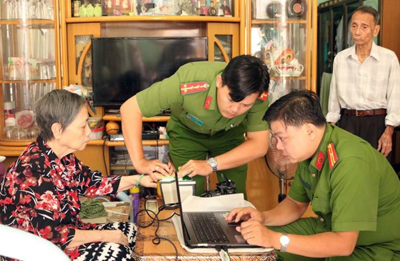 Cán bộ, chiến sĩ Công an TP Hồ Chí Minh hỗ trợ cấp, đổi căn cước công dân cho đồng bào giáo dân.